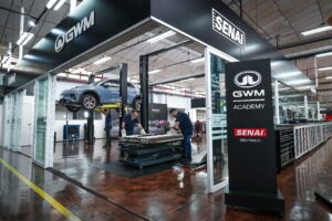 GWM inaugura centro de capacitação no SENAI para manutenção de carros híbridos e elétricos