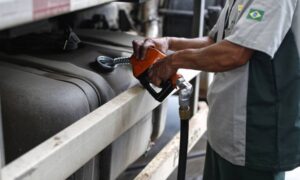 Alta do biodiesel pressiona preço do diesel: variação chega a 57% entre 2020 e 2025
